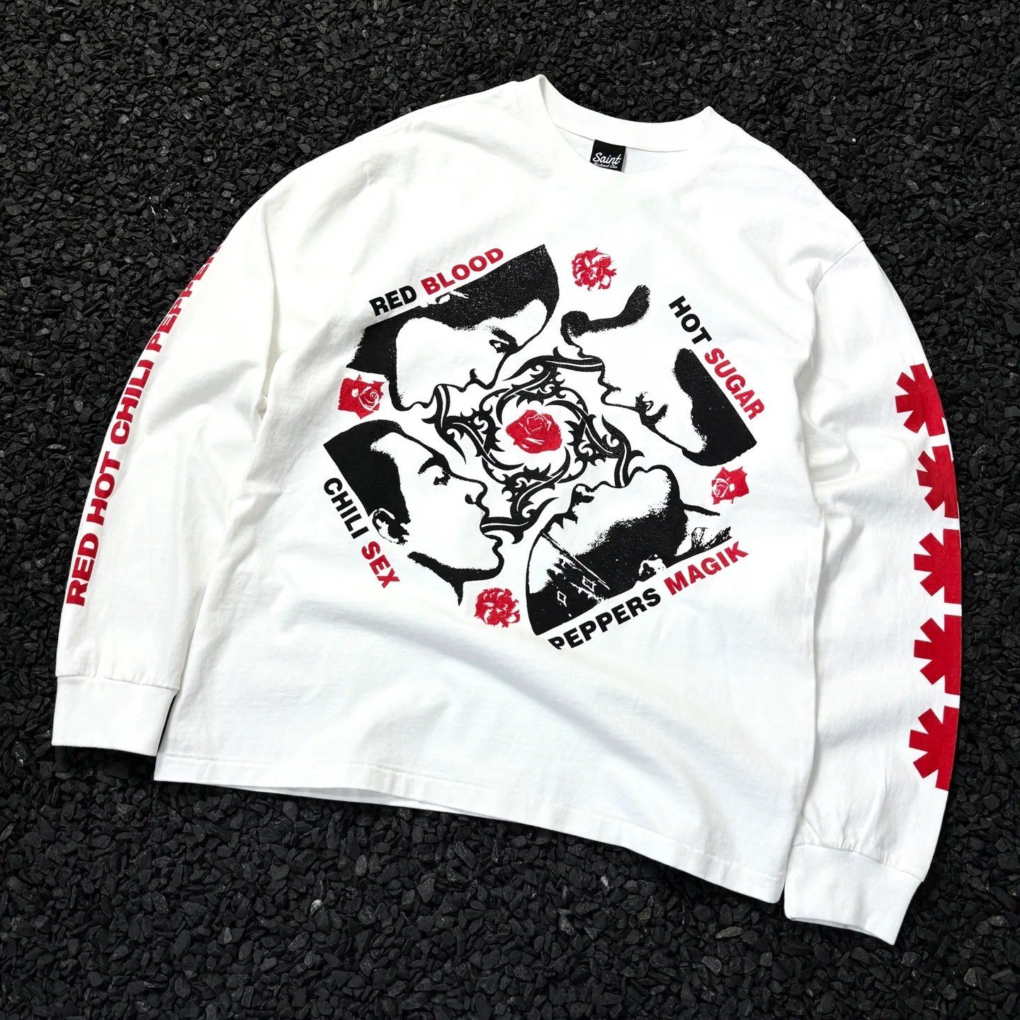 P158 # CTS-96 Saint 26SS RHCP Red Hot Chili Peppers co-branded long sleeves. Original washed 260g pure cotton fabric. Retro single-stitch heaven and earth stitch technology. Heavy Assute fermentation mill washing water. Invincible hand feel and texture. Size: S M L XL. The whole garment is made with Saint technology. The most common and complex single-needle sewing process (commonly known as single-thread heaven and earth stitch) among vintage vintage brands such as Michael
